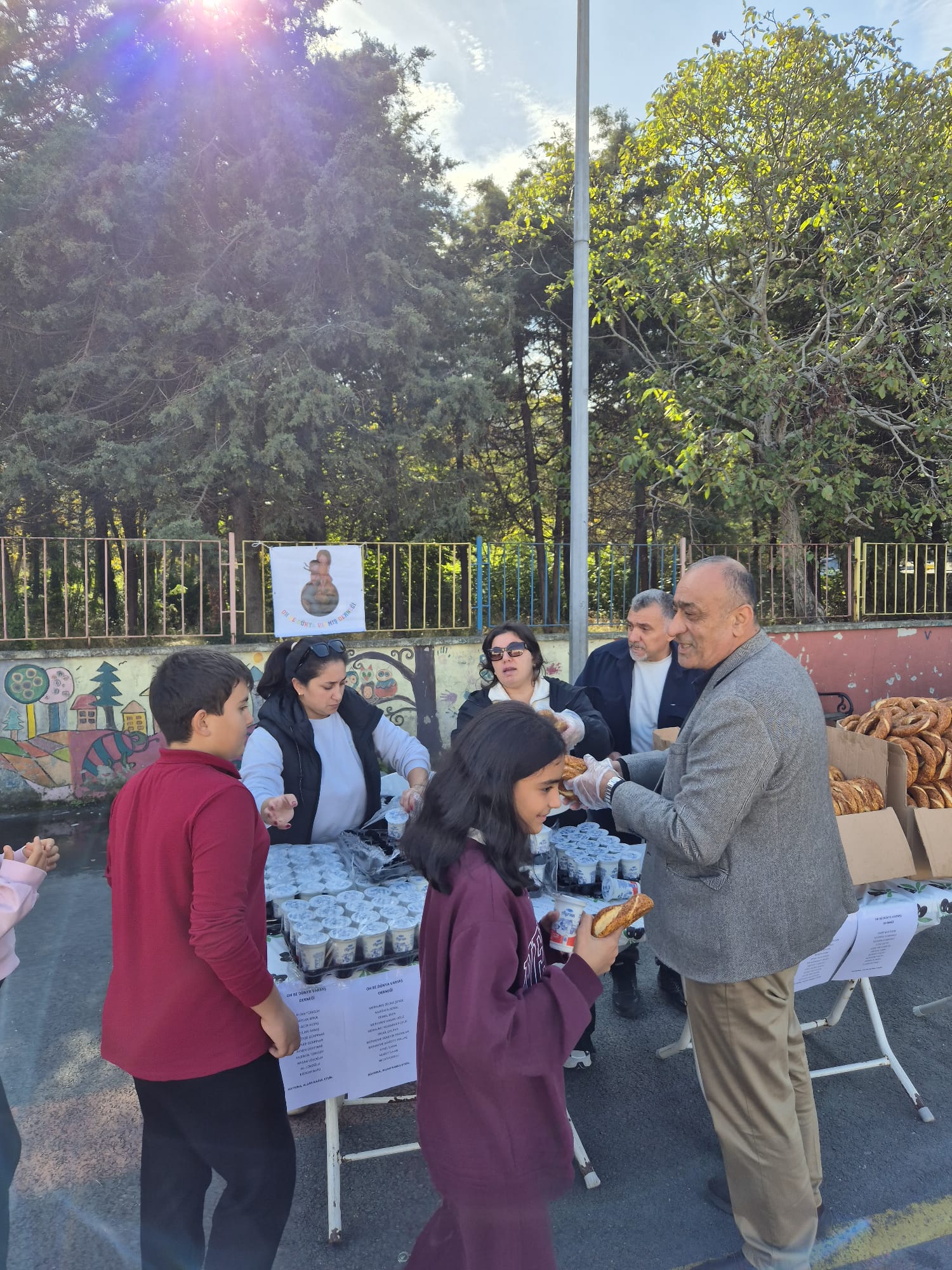 Öğrencilere 500 simit ve 500 ayran dağıttık