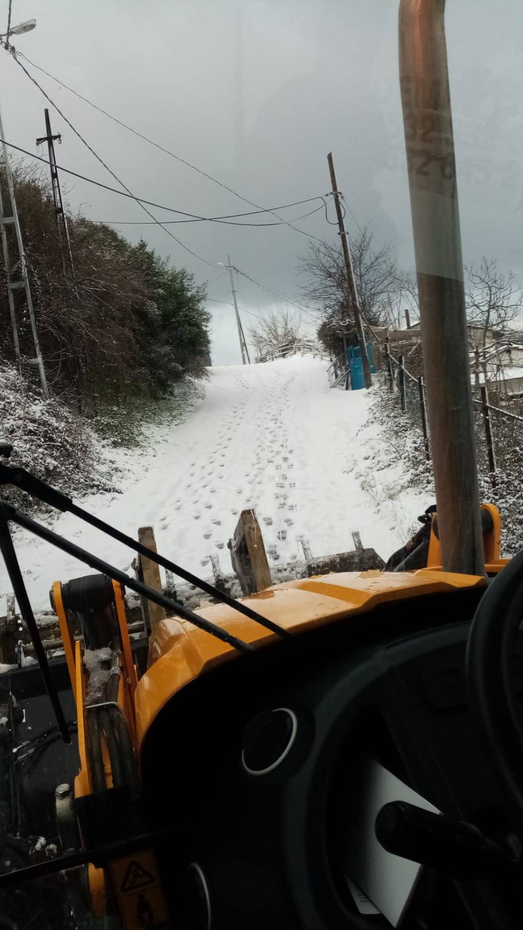 Yoğun Kar Yağışında Mahallemizin Yolları Dozerle Açıldı
