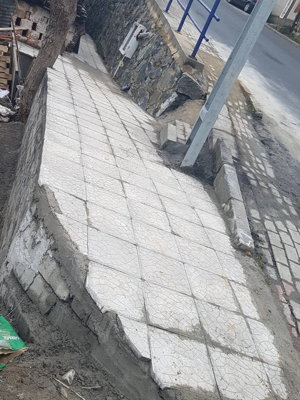 Küçükdere sokak ta bir istinat duvarımız daha bitti Küçükdere sokak ta bir istinat duvarımız daha bitti