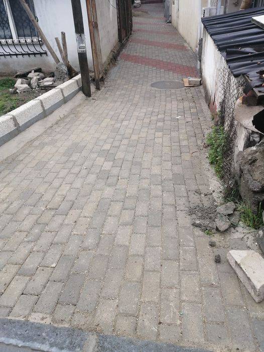 Bir ara sokağımızın daha kilit taşı döşendi