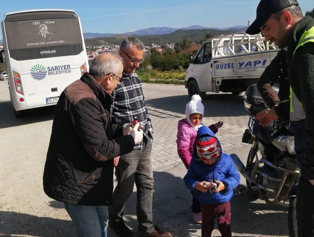 Sarıyerli muhtarlarımız da deprem bölgesinde, Sarıyerlilerin desteklerini ihtiyaç sahiplerine ulaştırmaya destek veriyorlar.