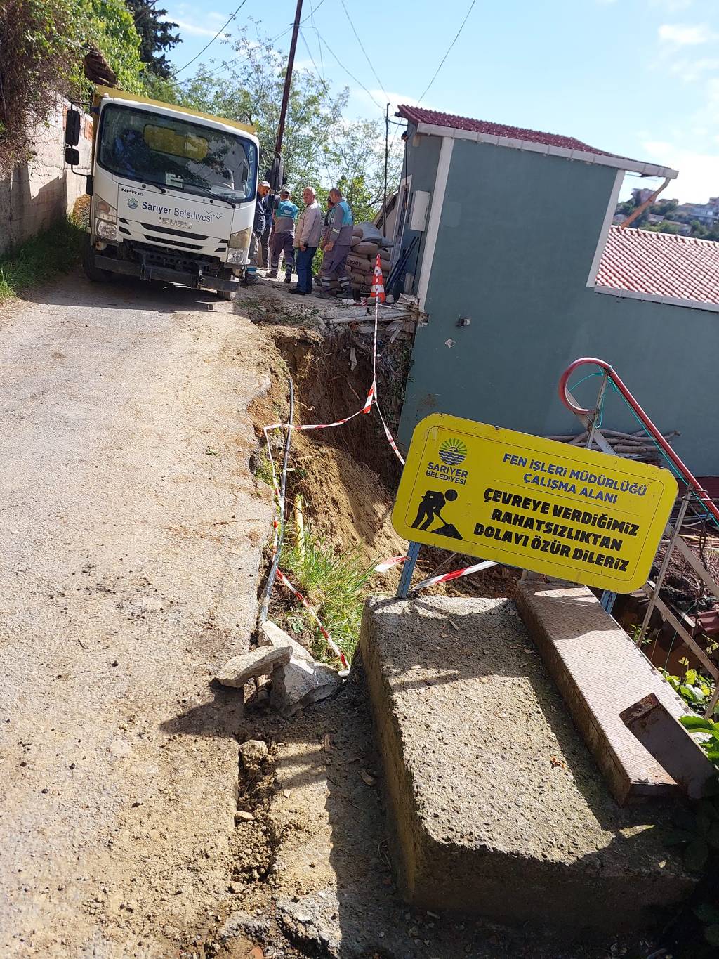 Beyaz sokakta perde duvar yapımına başlandı