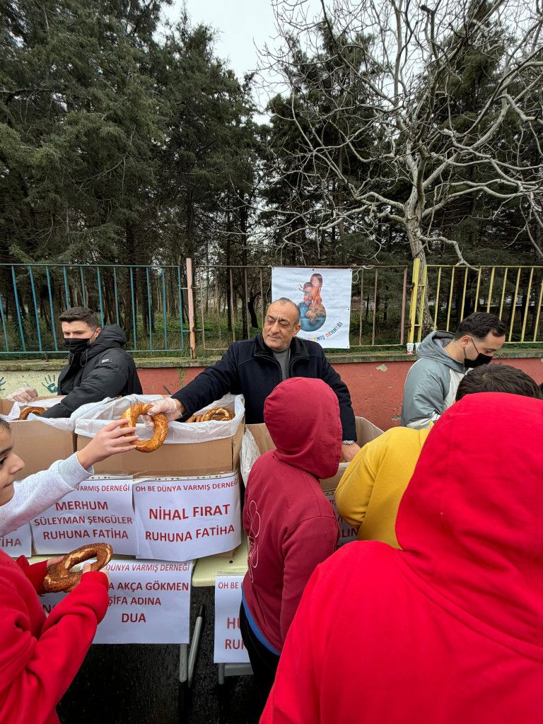 400 Öğrenciye Simit ve Ayran Dağıttık